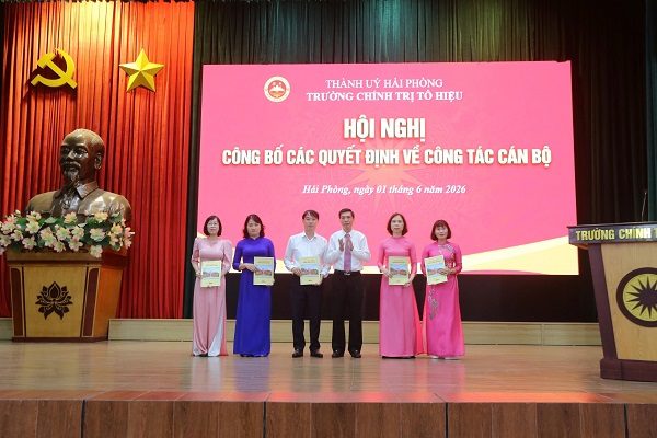 Trường Chính trị Tô Hiệu tổ chức Lễ chào cờ tháng 6, sinh hoạt chuyên đề về văn hóa số và công bố các quyết định điều động, bổ nhiệm cán bộ, viên chức năm 2026